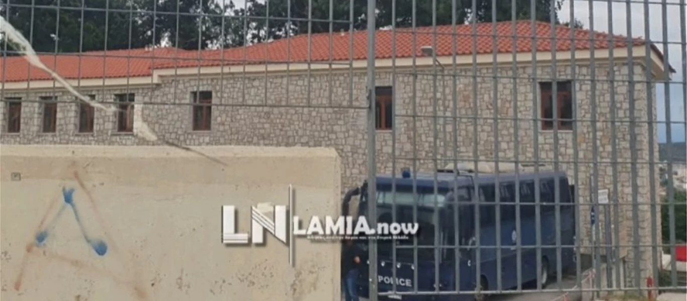 Λαμία: Kινητοποίηση της αστυνομίας έξω από το νοσοκομείο - Αντιεξουσιαστές συμπαραστέκονται στον Γ.Δημητράκη